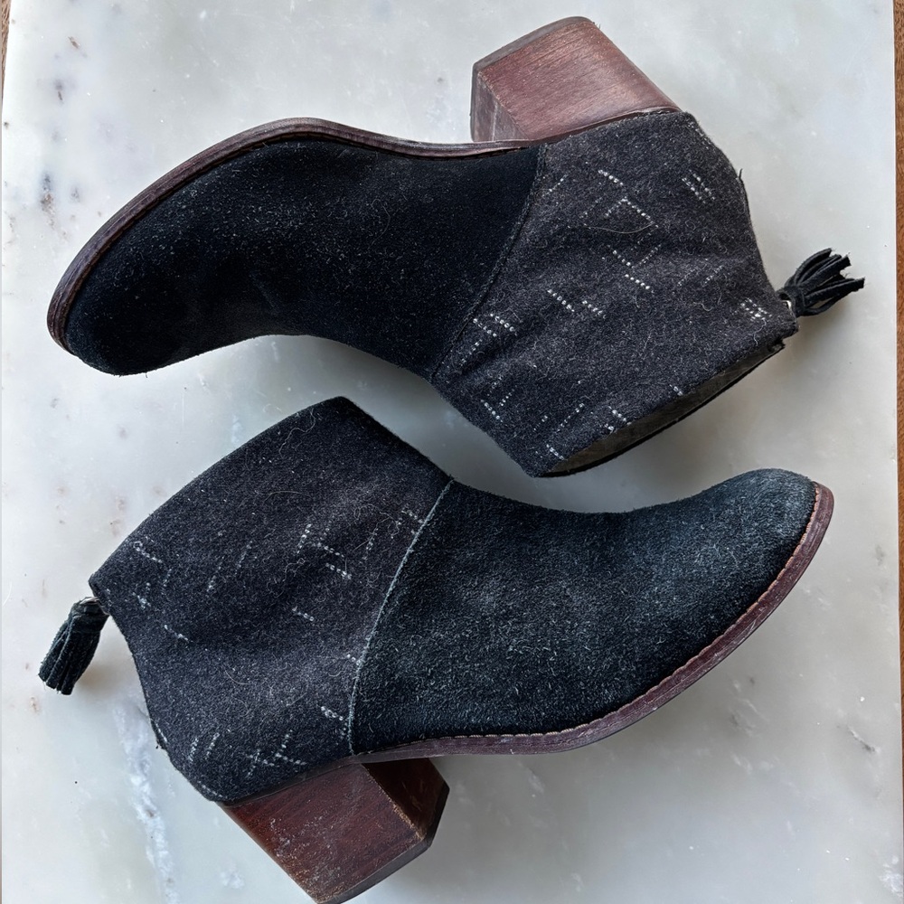 TOMS EUC Lacy Black Suede Block Heel Booties SZ 9
